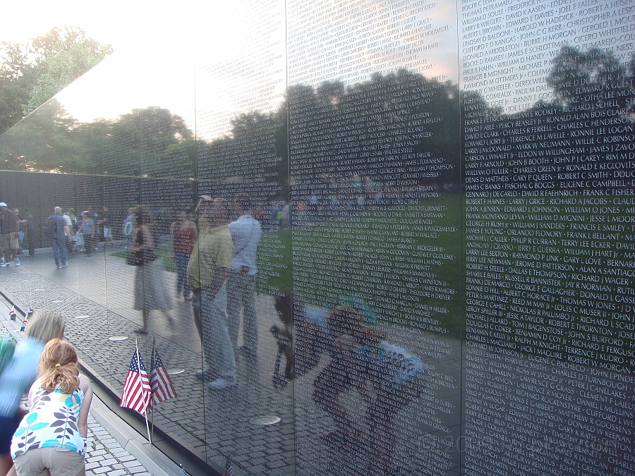 Washington DC [2009 July 03] 209.JPG - Scenes from The Vietnam Veterans Memorial